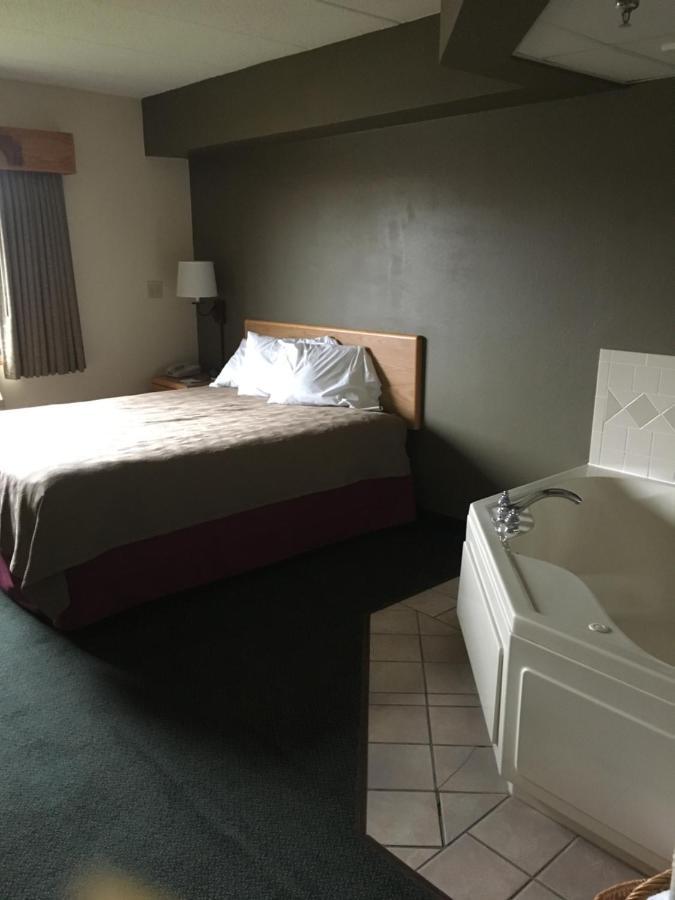 Moose Lake Lodge & Suites Luaran gambar