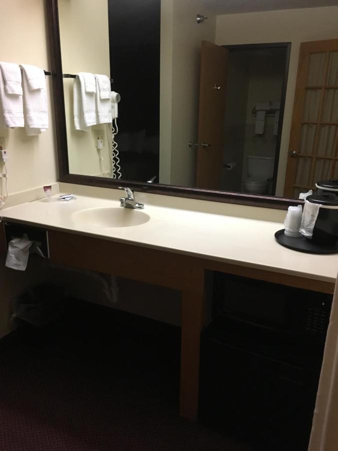 Moose Lake Lodge & Suites Luaran gambar