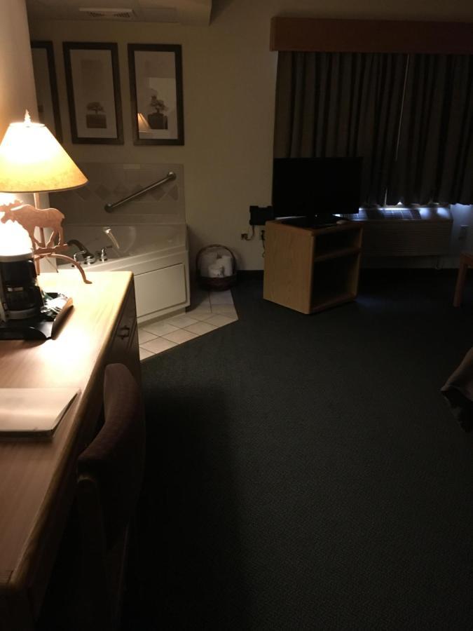 Moose Lake Lodge & Suites Luaran gambar