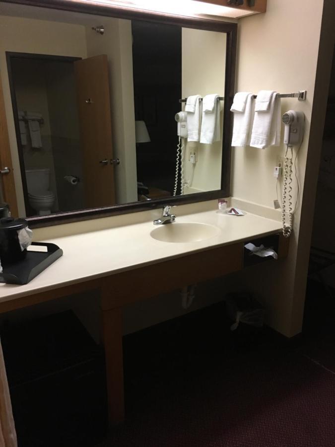 Moose Lake Lodge & Suites Luaran gambar