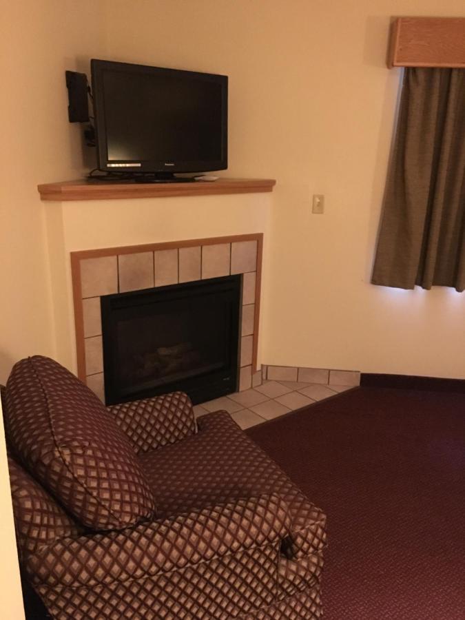 Moose Lake Lodge & Suites Luaran gambar
