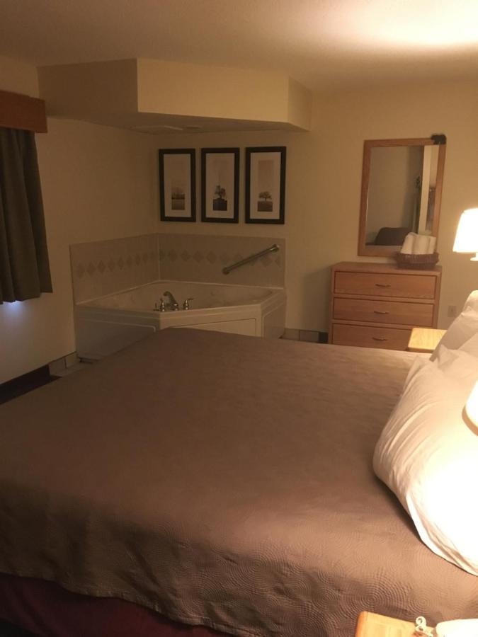 Moose Lake Lodge & Suites Luaran gambar