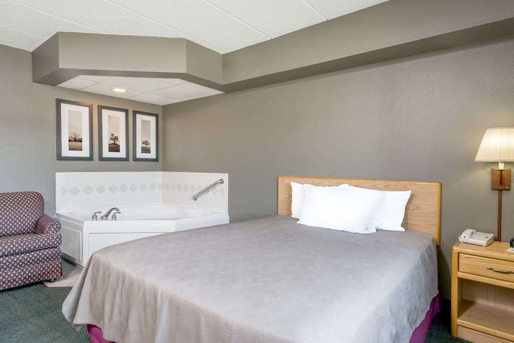 Moose Lake Lodge & Suites Bilik gambar