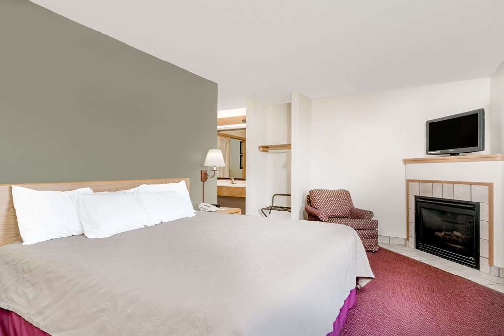 Moose Lake Lodge & Suites Bilik gambar